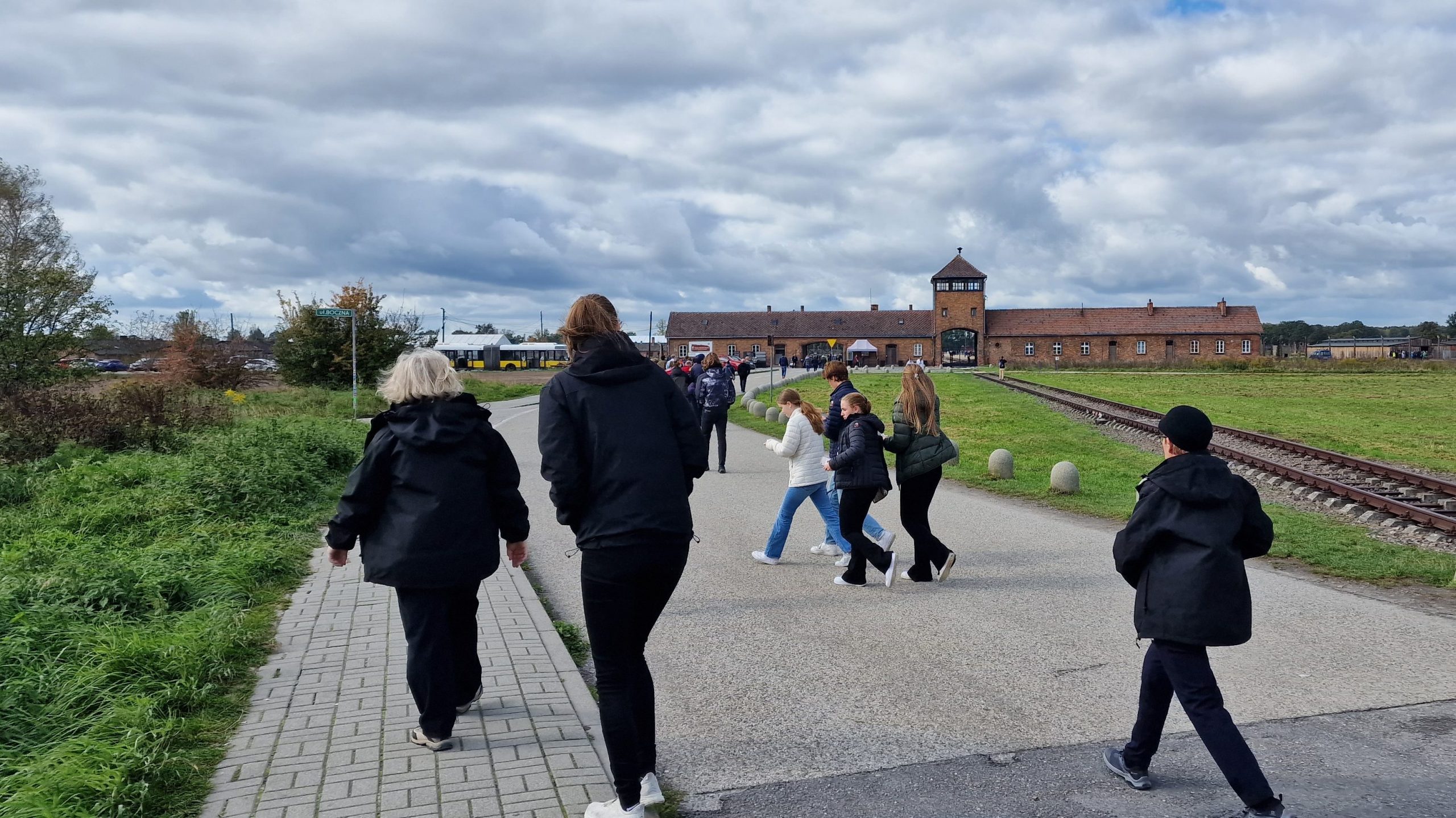 Ungdom og voksne på vei til Auschwitz II - Birkenau, høstferien 2022. Foto: Ola Strømman